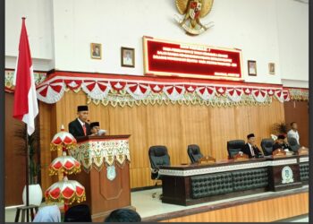 Bupati Iskandar Kamaru dan Wakil Bupati Deddy Abdul Hamid di jemput secara Adat