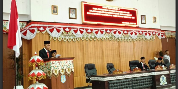 Bupati Iskandar Kamaru dan Wakil Bupati Deddy Abdul Hamid di jemput secara Adat